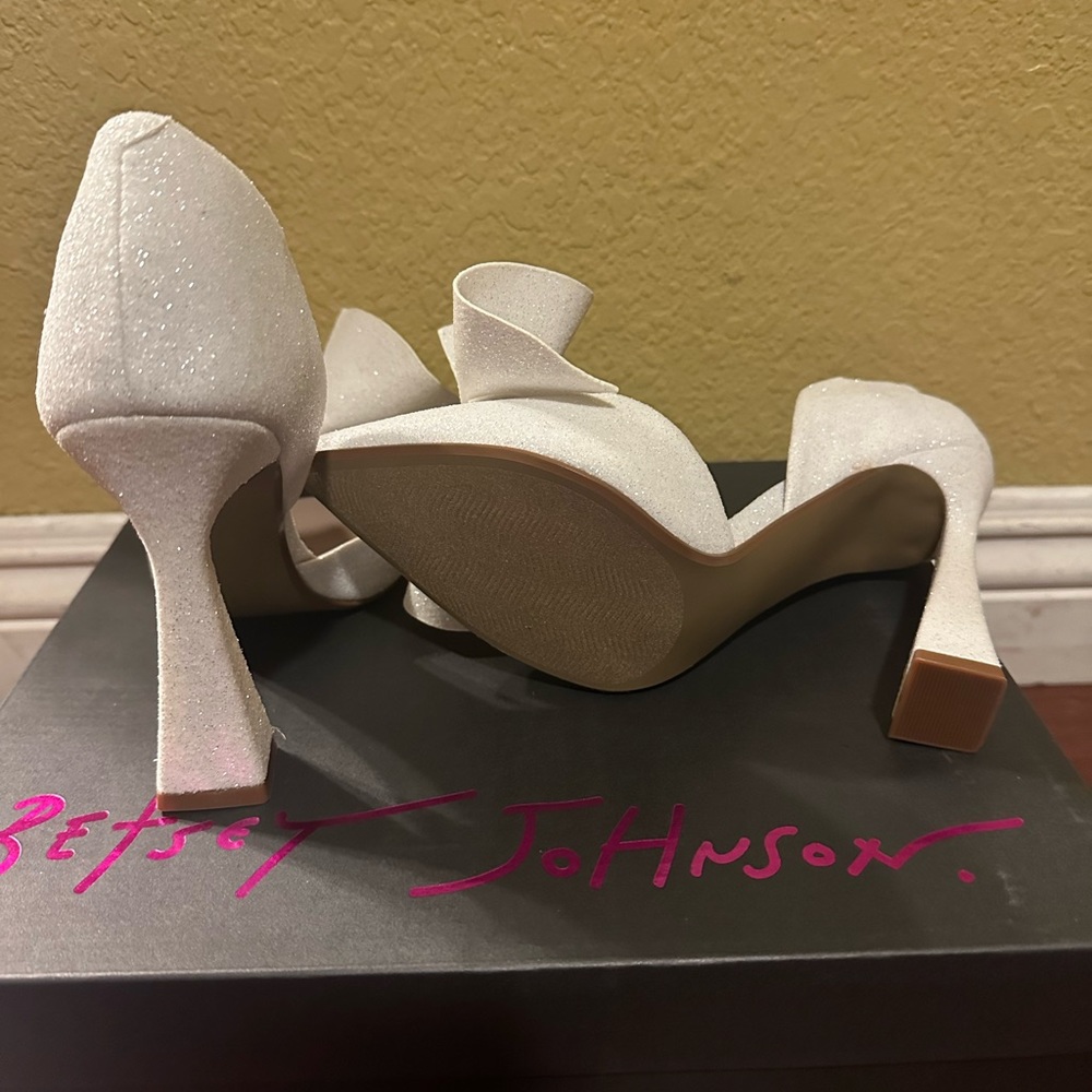 Betsey Johnson White Heels with Bow - Picture 5 of 11